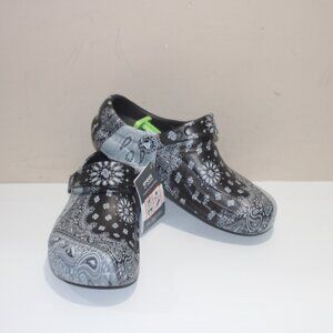 NWT CROCS - MENS SIZE 8 OR WOMENS SIZE 10